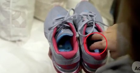 Du kommst nie darauf, was sie in die Schuhe legt, um Gerüche zu entfernen!