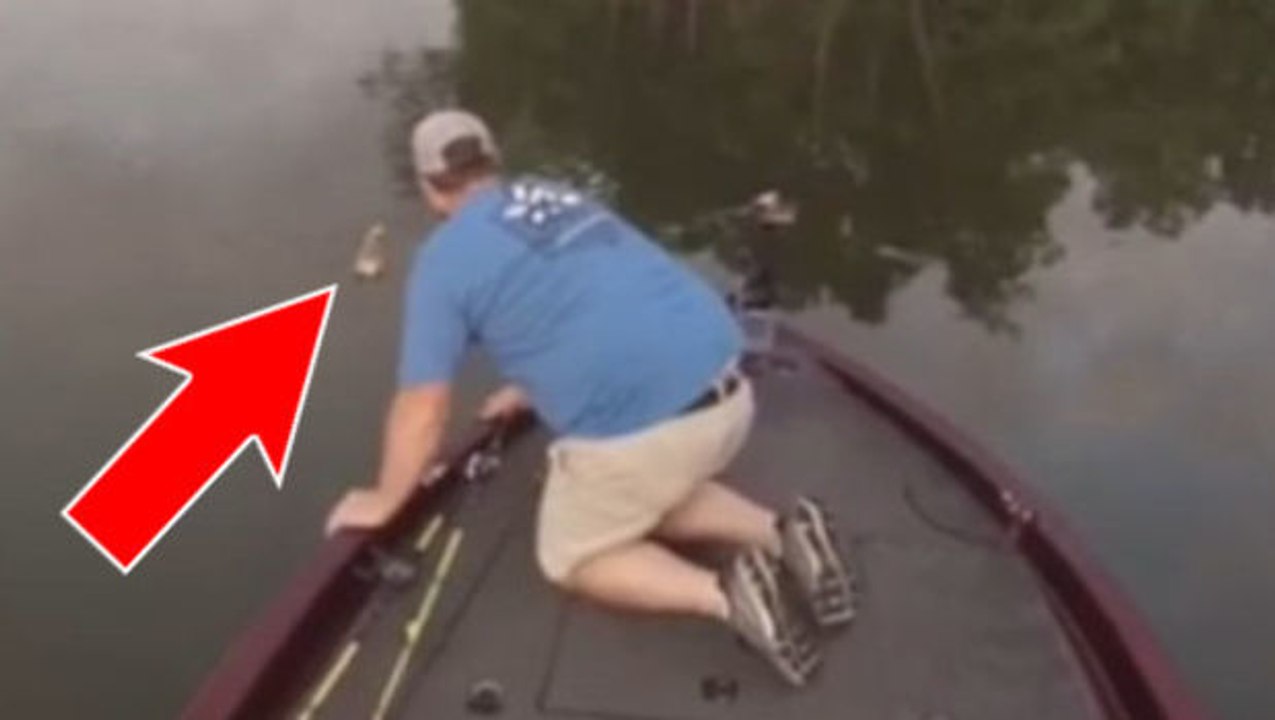 Auf ihrer Angelfahrt machen diese Angler eine seltsame Begegnung