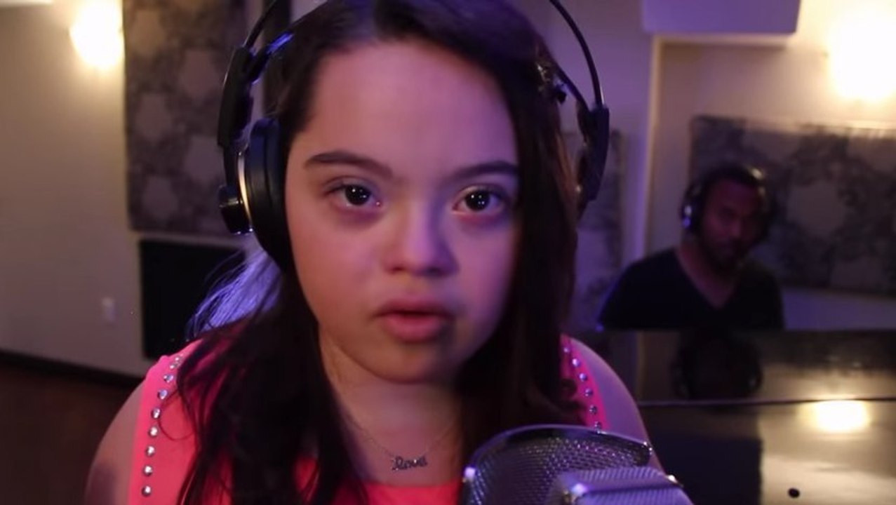 Sie hat immer und immer wieder hören müssen, dass Kinder mit Trisomie nicht singen können... Sie beweist uns das Gegenteil!