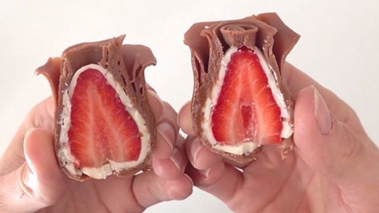 Lernen Sie, wie man mit Erdbeeren gefüllte Schokorosen macht!