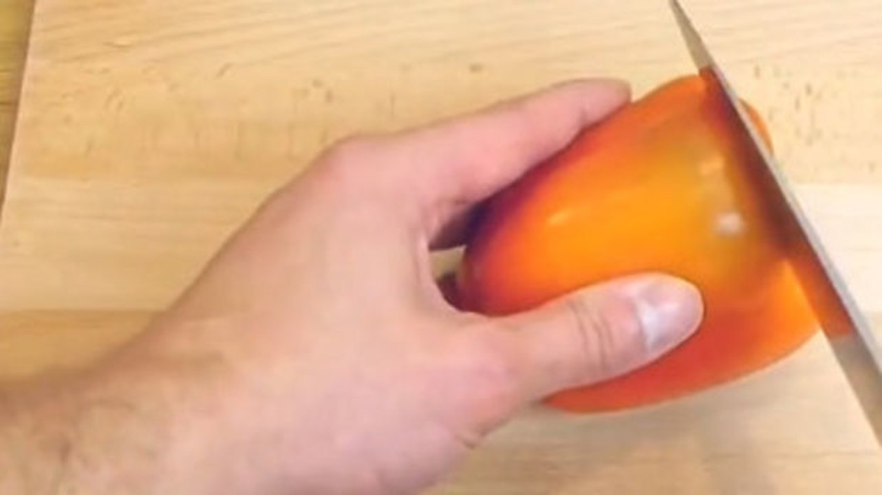 Paprika richtig schneiden - ohne überall Kerne zu verstreuen
