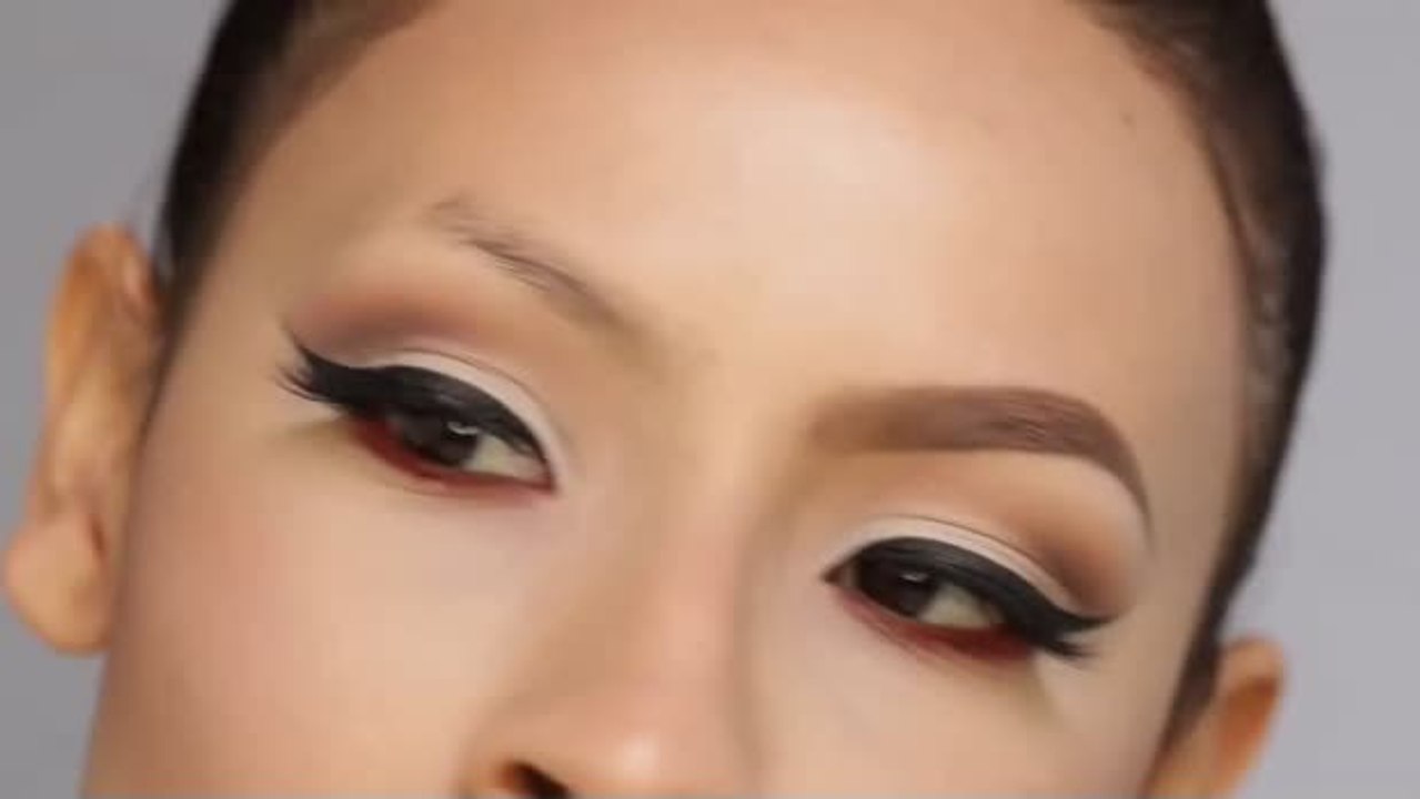 Wie kann man seine Augenbrauen perfekt formen? Mit dieser Methode erfahren Sie, wie Sie sich völlig anders schminken können.