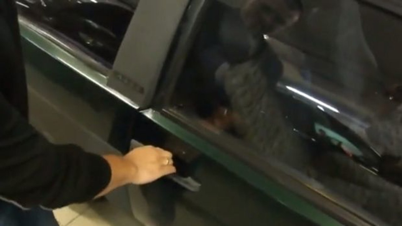 Sie haben Ihren Autoschlüssel im Auto vergessen? Dieser Tipp könnte Ihnen viel Ärger ersparen!