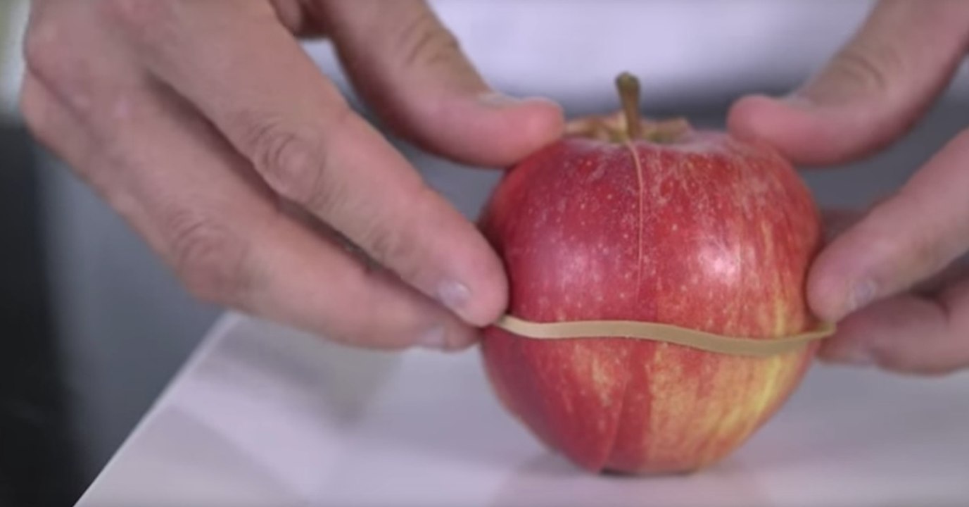 Warum nur spannt er ein Gummiband um den Apfel?