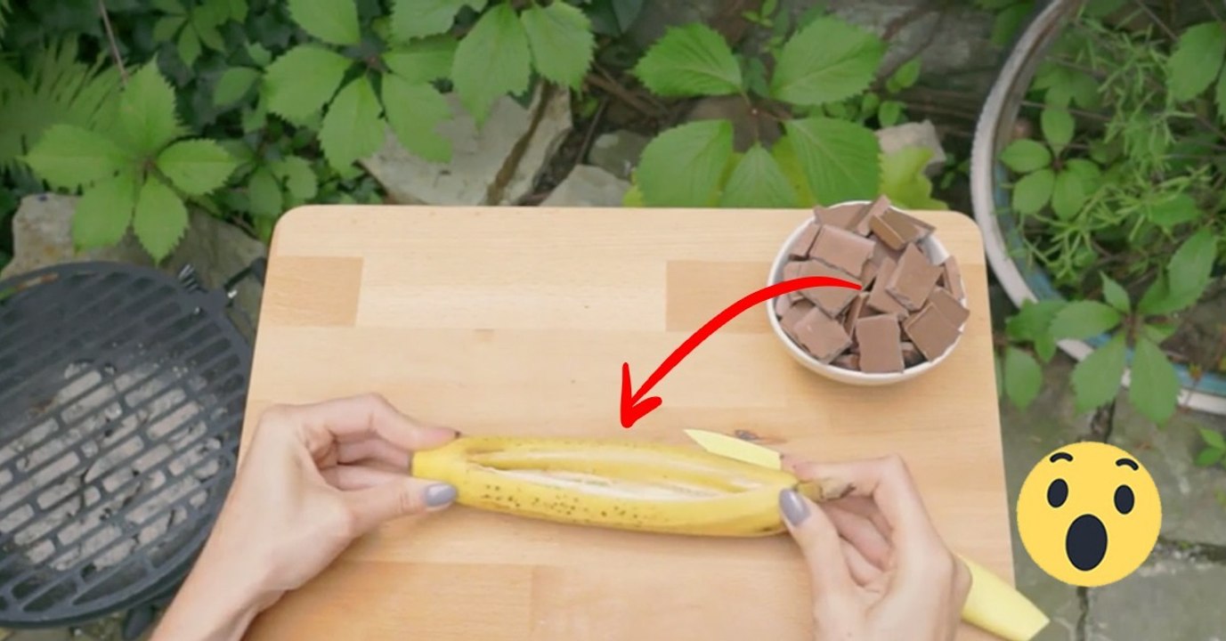 Sie legt Schoko-Stücke in eine Banane und grillt sie dann. Das Ergebnis ist einfach herrlich!
