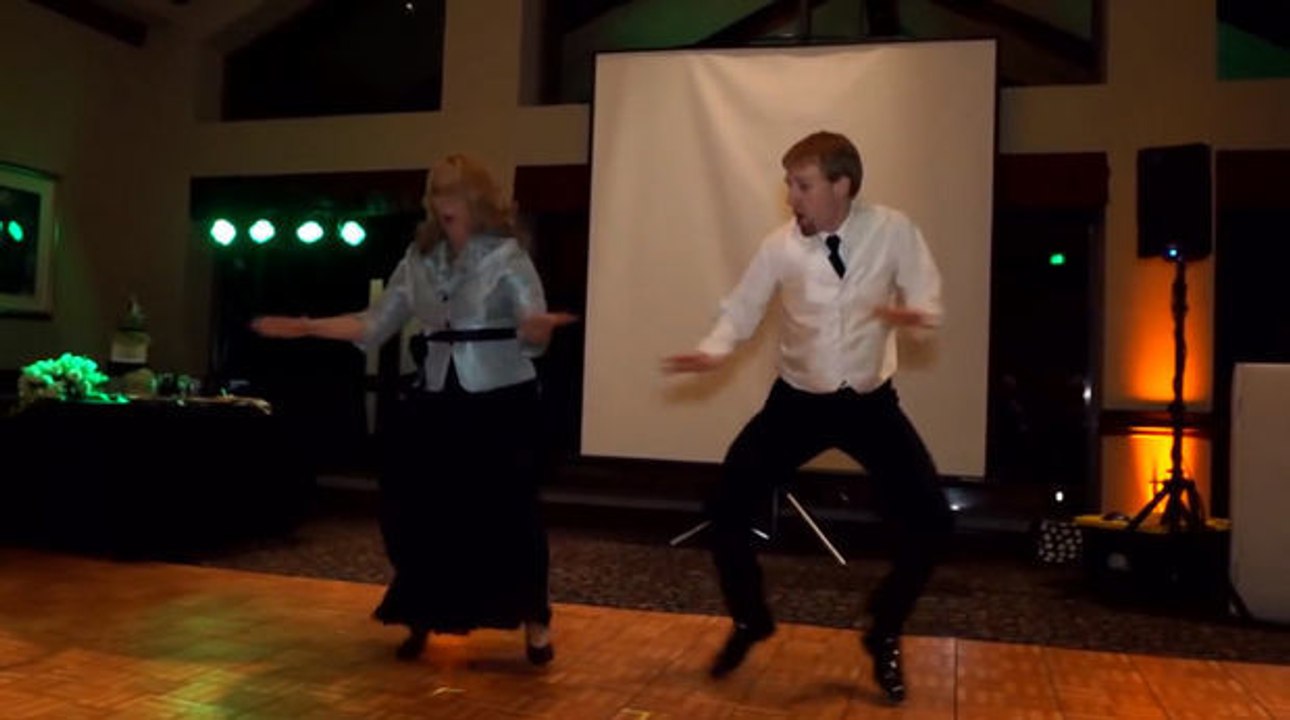 Hochzeitsgäste flippen aus, als der Bräutigam mit seiner Mutter das Tanzbein schwingt