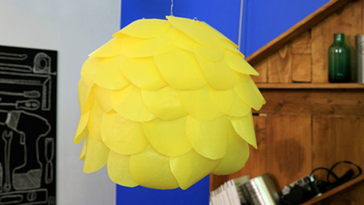 Super! So bastelst du dir ganz einfach einen wunderschönen Lampenschirm!