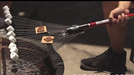 Durch diesen Trick könnt ihr auch ohne Bratrost grillen