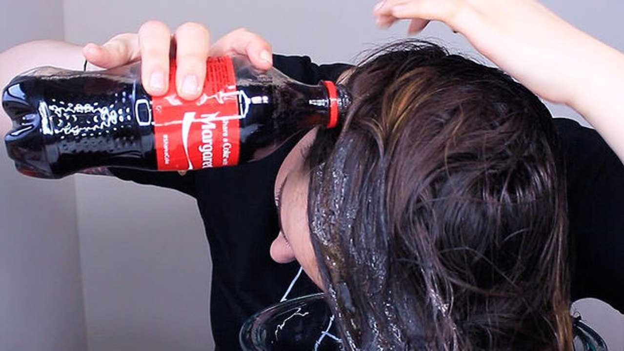 Neuer trend: menschen schütten sich cola über die haare