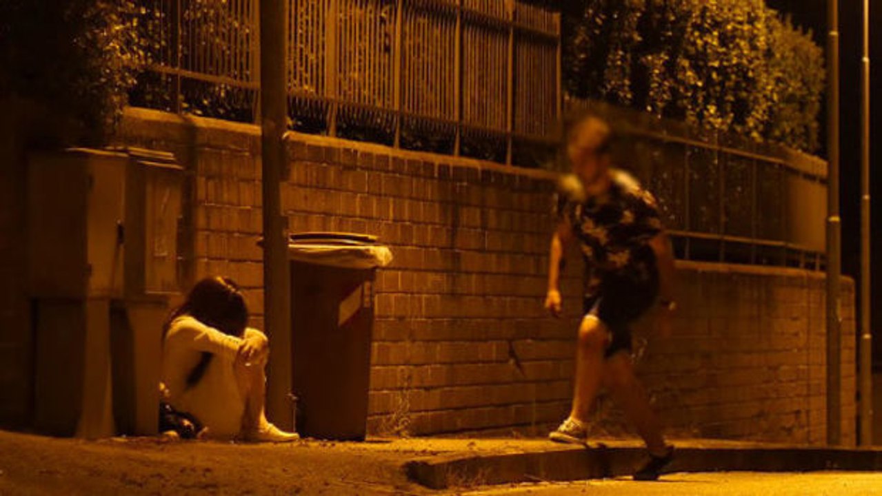 Wenn du dieses Mädchen nachts auf der Straße siehst, ergreife sofort die Flucht!