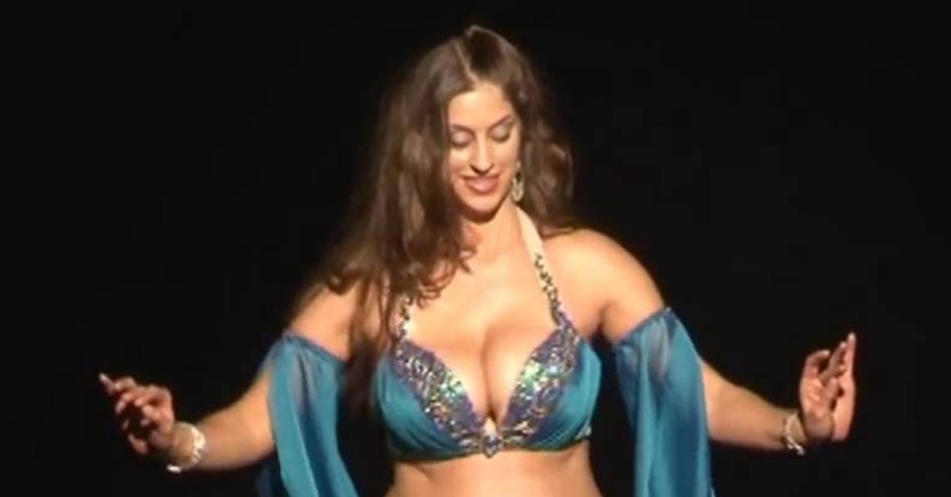 Das Publikum kann sich kaum halten: Sie tanzt wie eine Göttin und das in ihrem Zustand!