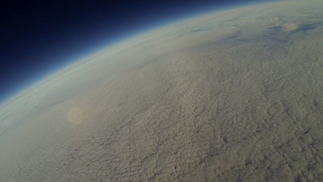 Ein Mann schickt eine GoPro-Kamera ins Weltall und dreht einen außergewöhnlichen Film.