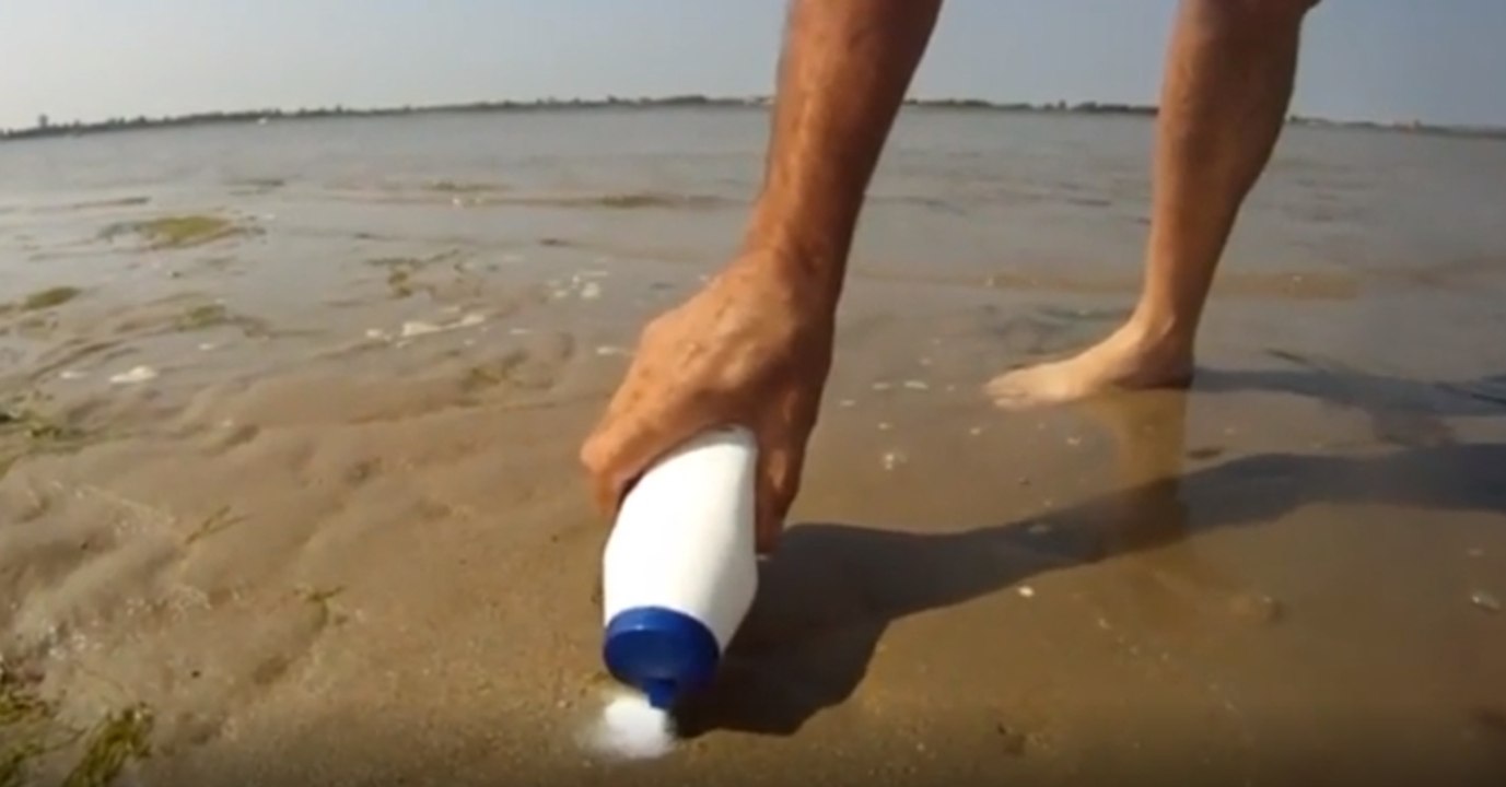 Er streut Salz auf den Sandstrand und was dann passiert, ist unfassbar