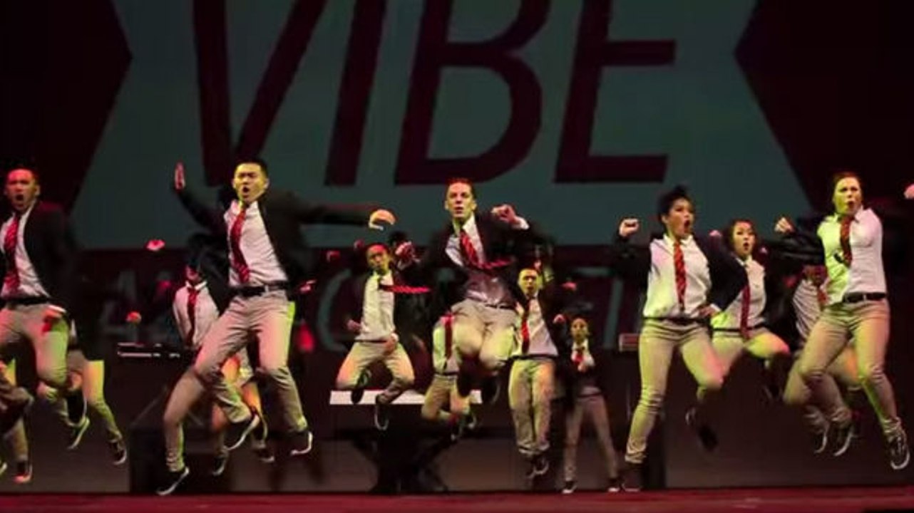 Diese Tänzer sind wahre Profis in Sachen Synchronität! Sie werden aus dem Staunen nicht mehr rauskommen.