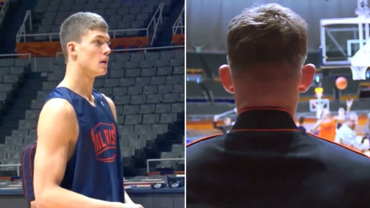 Soldat kehrt aus Afghanistan zurück, um seinen kleinen Bruder zu überraschen.