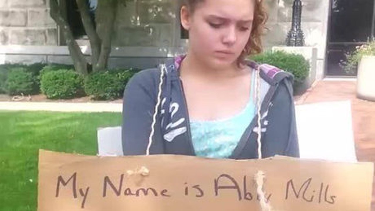 Sie mobbt ein Mädchen in der Schule wegen ihrer Kleidung. Ihre Eltern reagieren prompt!