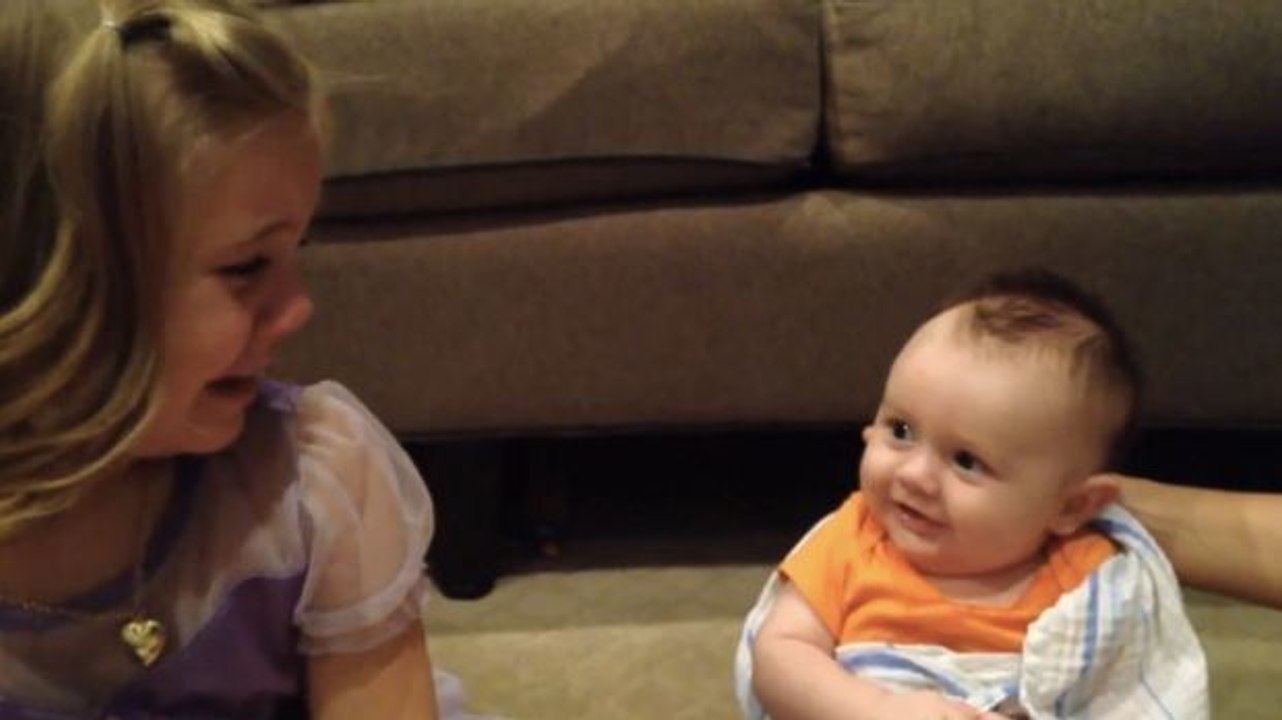 Dieses kleine Mädchen erfährt, dass ihr Bruder irgendwann groß wird.