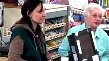 Als Mutter von 4 Kindern kann diese Frau im Supermarkt nicht bezahlen. Werden die anderen Kunden ihr wohl helfen?