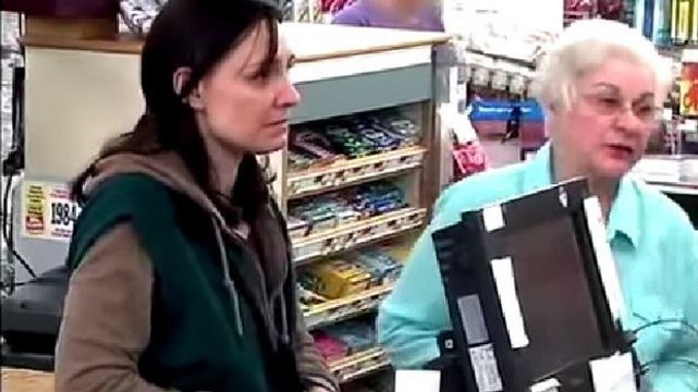 Als Mutter von 4 Kindern kann diese Frau im Supermarkt nicht bezahlen. Werden die anderen Kunden ihr wohl helfen?