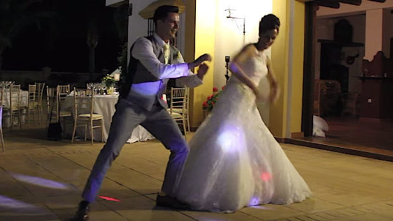 Ein gewöhnlicher Hochzeitstanz? Denkste! Dieses Paar stellt eine wahre Show auf die Beine!