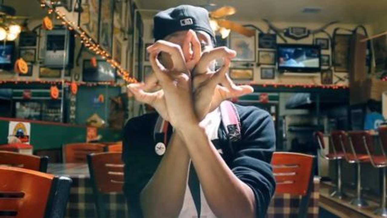 Dieser junge Mann hat eine erstaunliche Choreographie mit seinen Fingern erarbeitet.