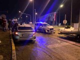 Kırmızı ışıkta geçen polis aracı kavşakta otomobille çarpıştı