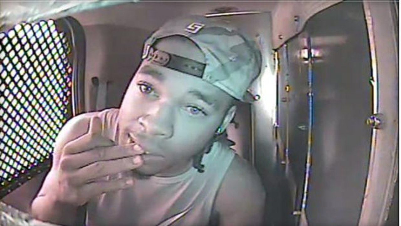 Er wurde verhaftet und knabbert aus einem verwunderlichen Grund an seinen Fingern...