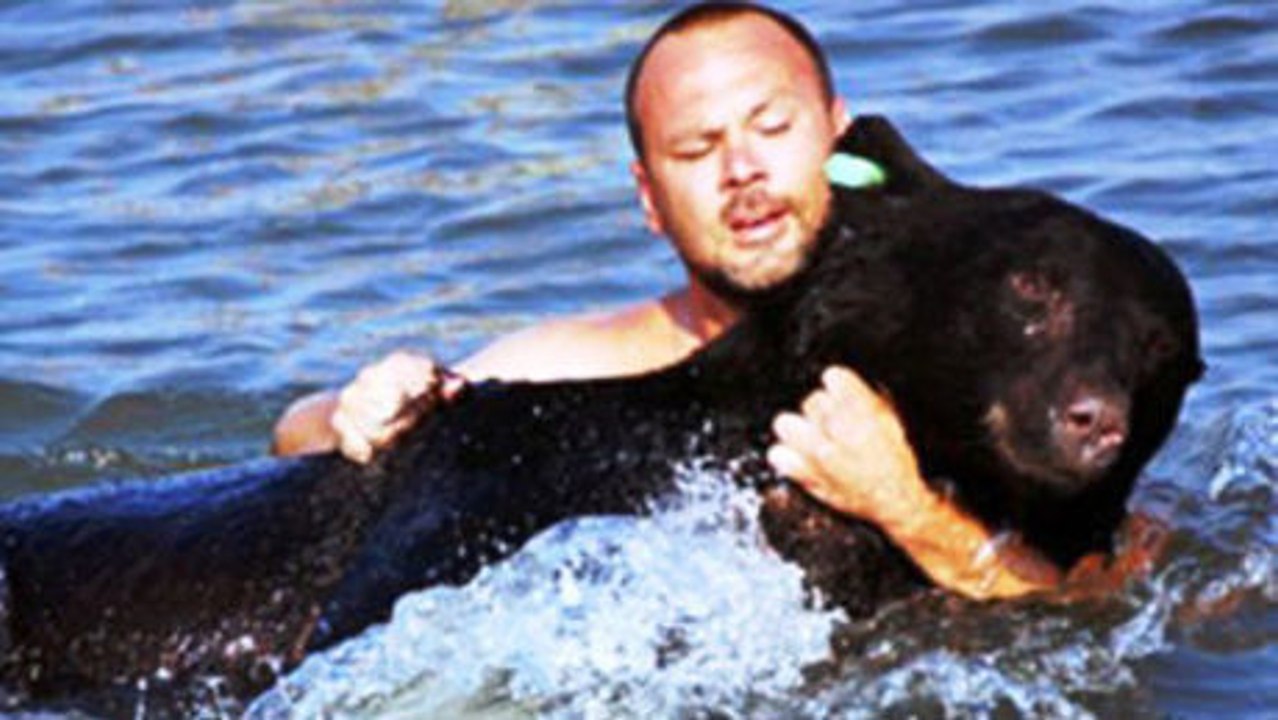 Ein Mann riskiert sein Leben, um einen Bären zu retten.