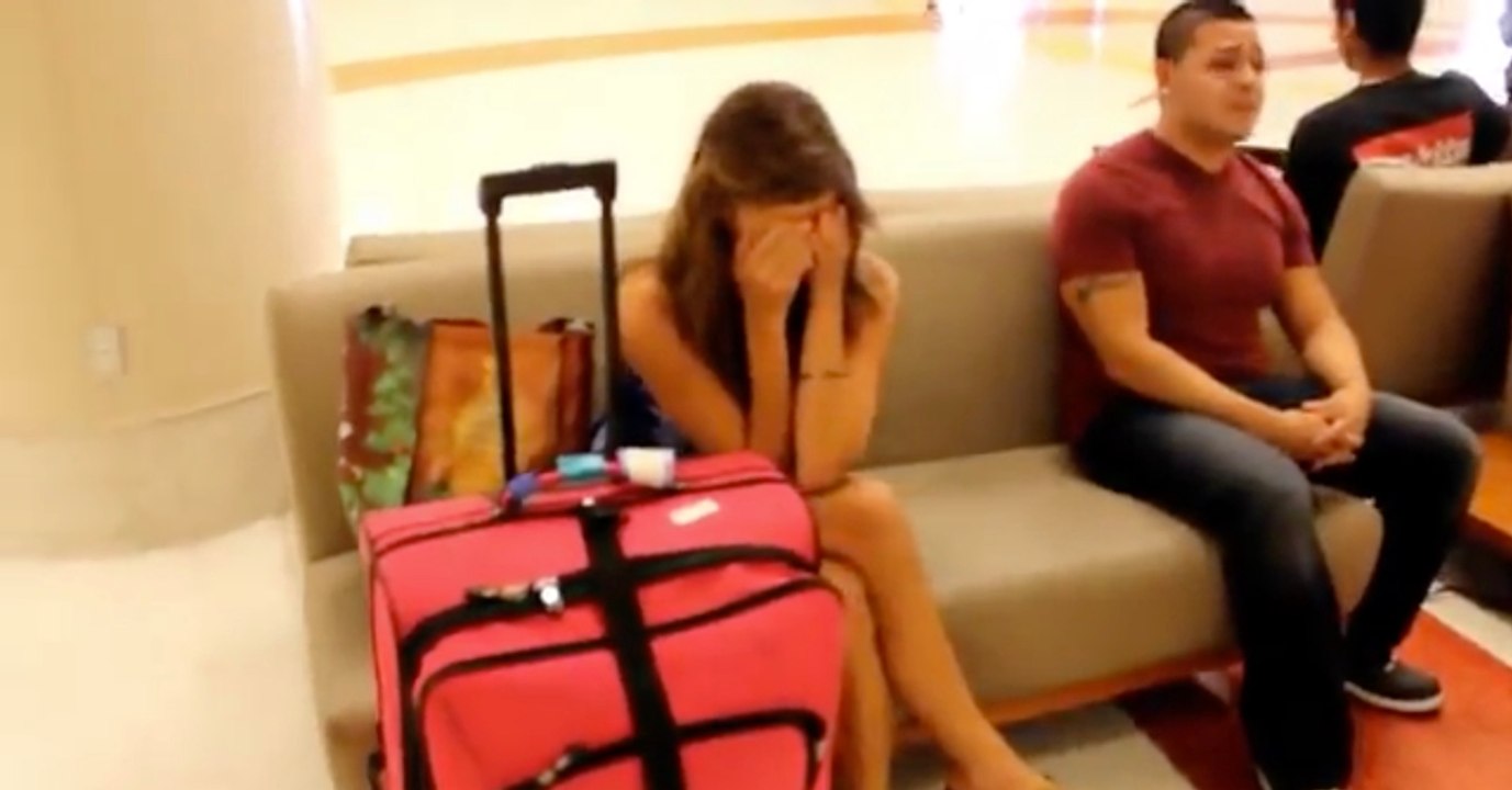 Am Flughafen hört sie etwas Bestimmtes und bricht in Tränen aus