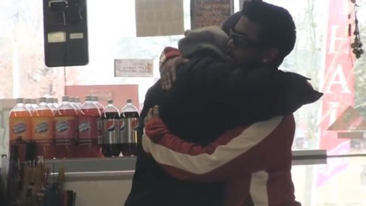 Ein Mann hat einem Obdachlosen sein Lottoticket gegeben. Seine Reaktion ist bewegend.