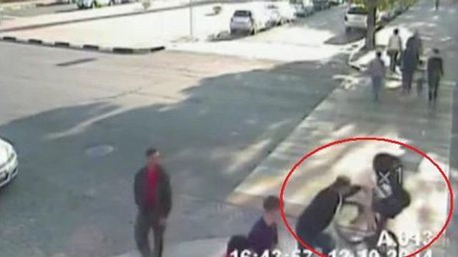 Dieser Mann reißt diese Frau vom Fahrrad, was ihr das Leben rettet. Ihr werdet niemals erraten warum