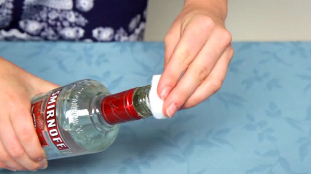 Um die Größe Ihrer Poren zu reduzieren und gegen Akne zu kämpfen, gibt es eine ganz einfache Lösung! Sie werden nie erraten welche.