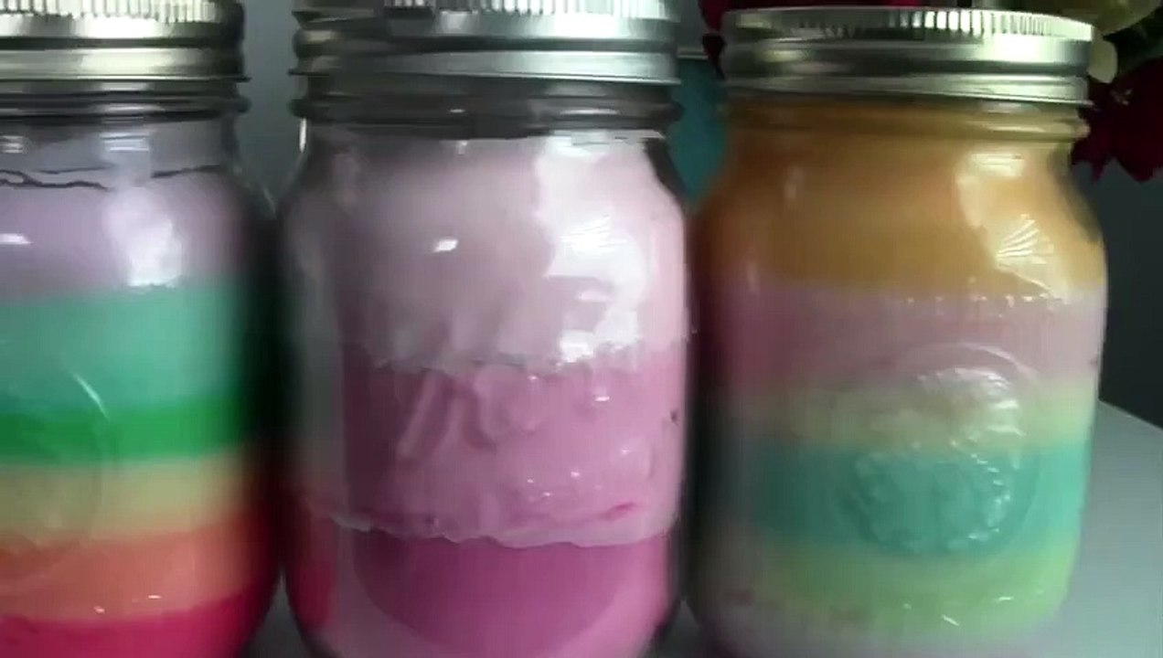 Sie stellt ihre eigenen Kerzen ganz einfach selbst her. Das Ergebnis ist wunderschön!