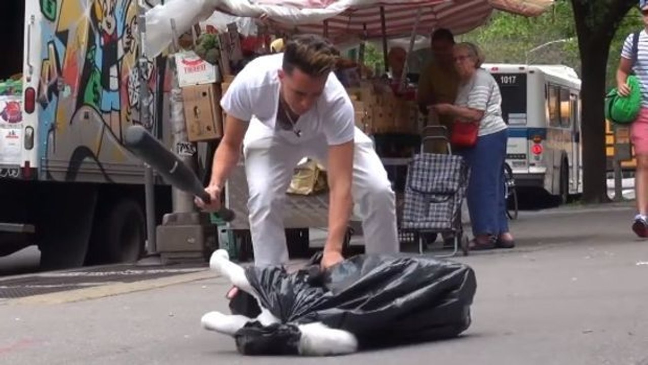 Schockierende Reaktion seitens Passanten bei Tiermisshandlung.