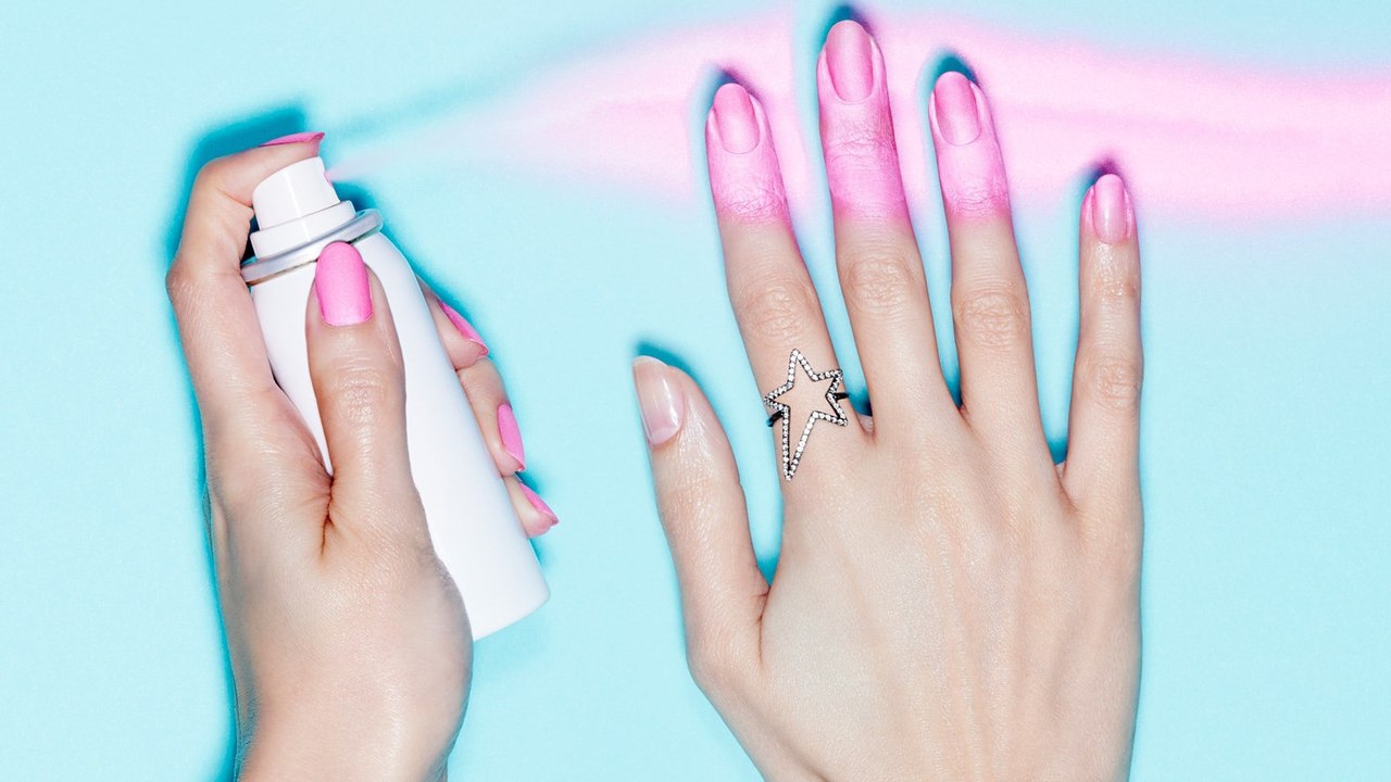Maniküre: Nagellack zum Aufsprühen aus der Dose