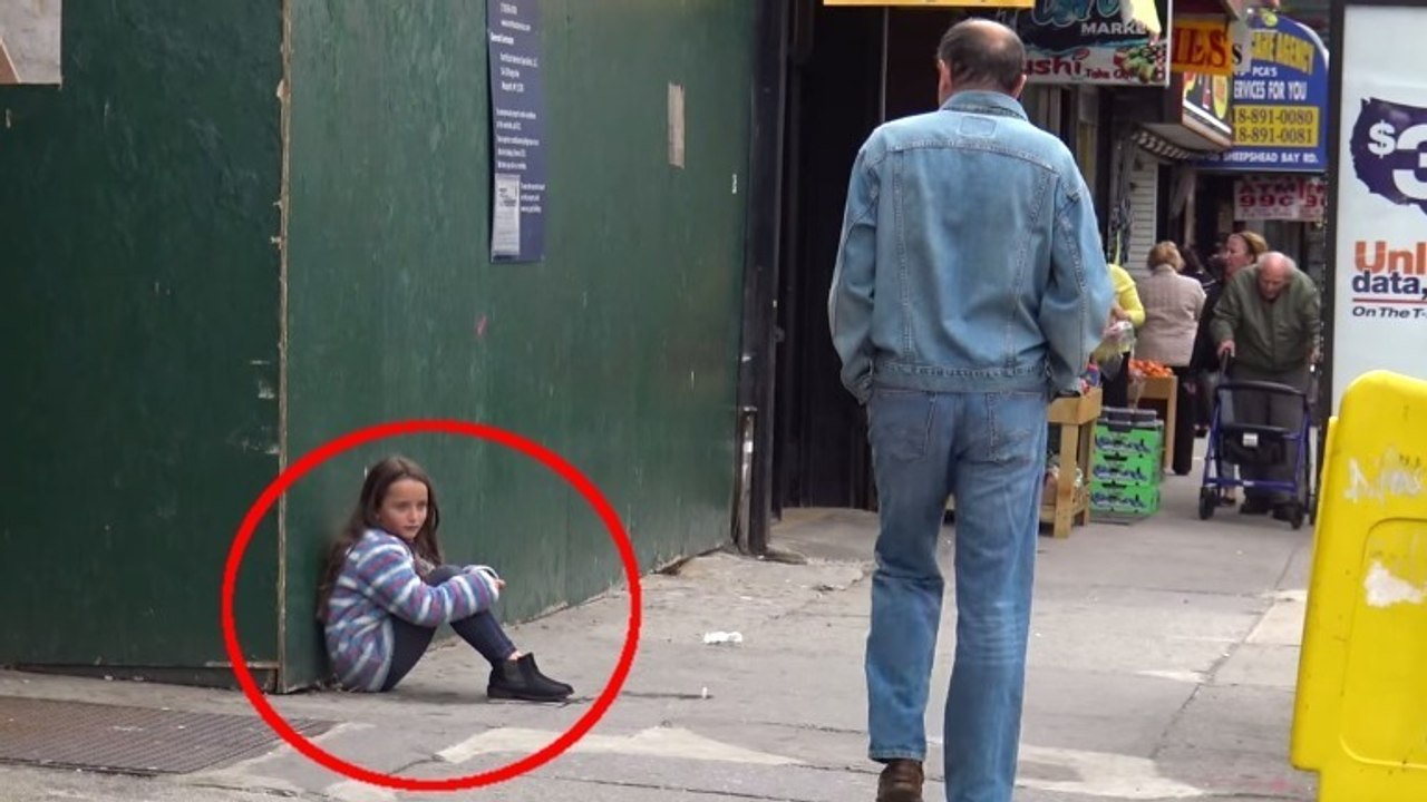 Dieses kleine Mädchen hat seine Mutter verloren, die Reaktionen der Passanten sind teilweise erschreckend.