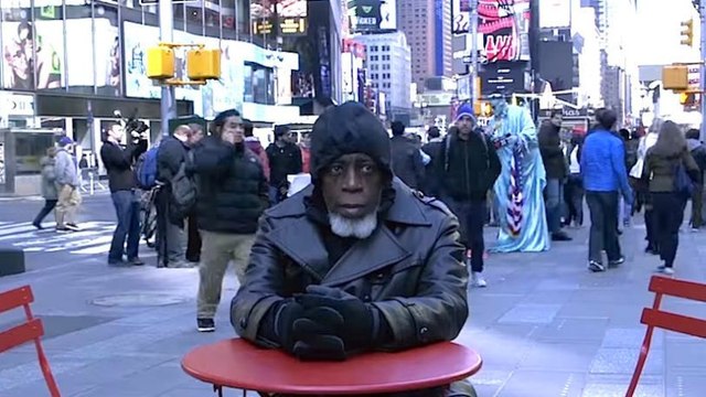 Nach 44 Jahren Haft entdeckt er die Welt und die Technologien von heute.