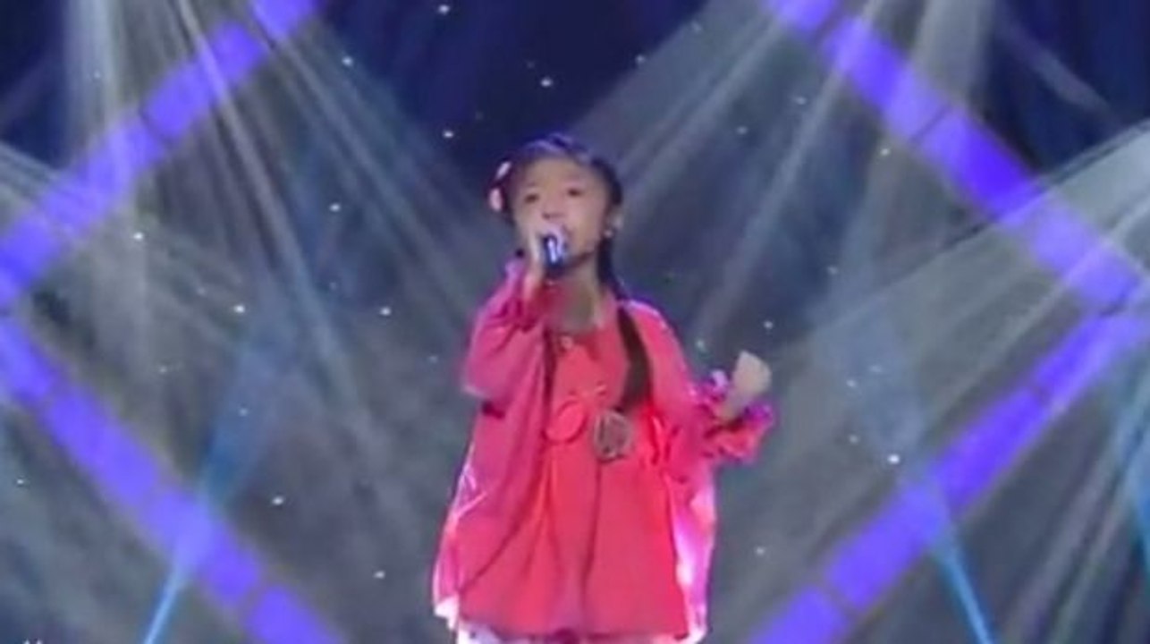 Dieses kleine Mädchen ist nicht mal 5 Jahre alt, aber ihre Stimme ist schon unglaublich. Sie werden dahinschmelzen.