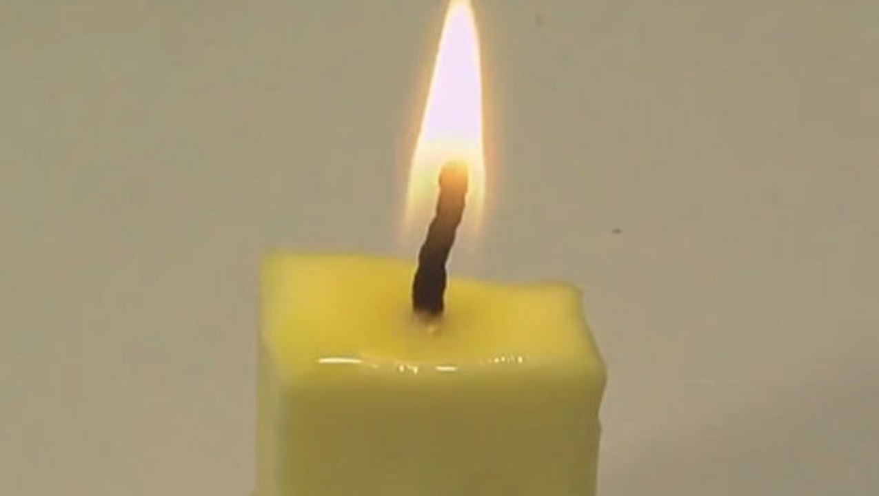 Sie brauchen dringend eine Kerze? Mit einem einfachen Nahrungsmittel machen Sie schnell selber eine Kerze.