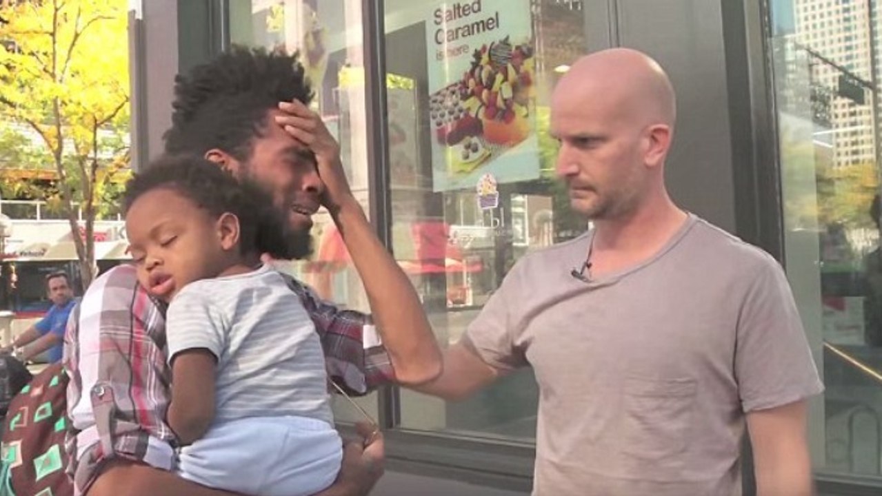 Dieses Video hat das Leben dieses obdachlosen Vaters von Grund auf verändert!