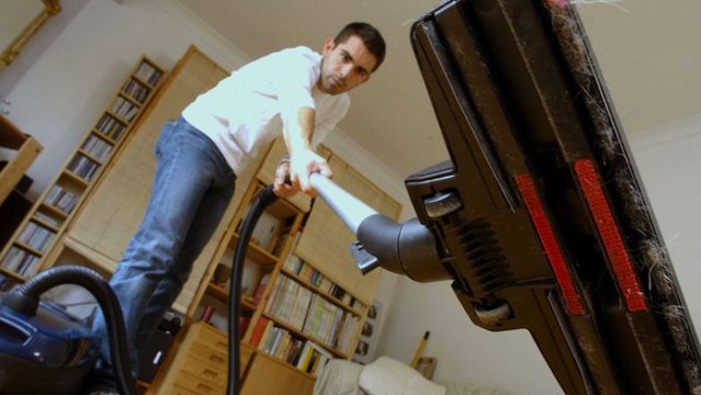 Männer, die im Haushalt helfen, sollen bessere Liebhaber sein.