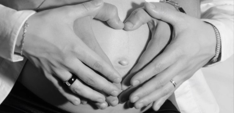 Dank dieser Erfindung können werdende Väter jetzt auch die Schwangerschaft in ihrem Bauch mitfühlen.