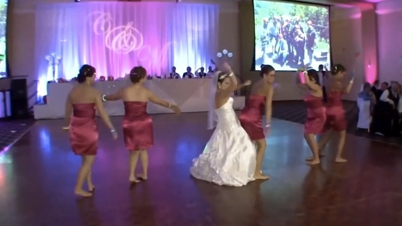 Braut und ihre Brautjungfern bei einem dynamischen Tanz. Da geht was ab!