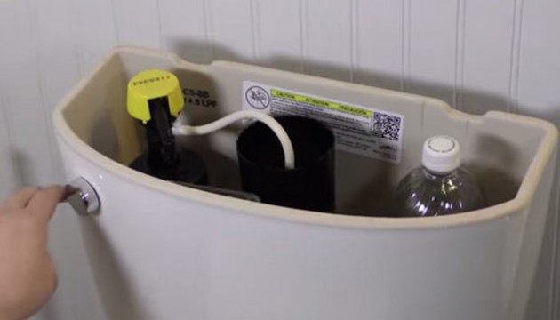 Mit einer einfachen Flasche, können Sie eine Menge Geld bei Ihrem Wasserverbrauch sparen. Ein cleverer Trick, den man kennen sollte!