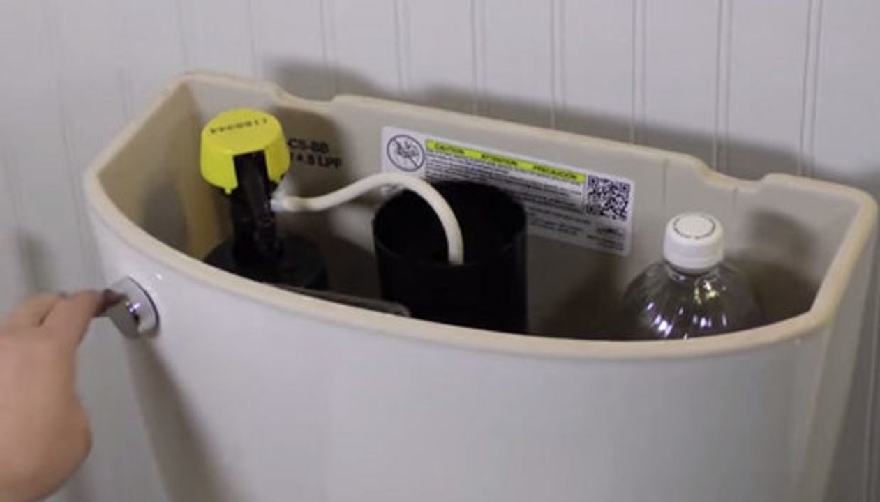 Mit einer einfachen Flasche, können Sie eine Menge Geld bei Ihrem Wasserverbrauch sparen. Ein cleverer Trick, den man kennen sollte!