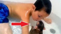 Dieser kleine Junge kann sich nicht von seinem Affen trennen. Er badet sich sogar mit ihm.