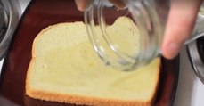Sie schüttet Essig auf ein Toastbrot - der Grund ist genial!