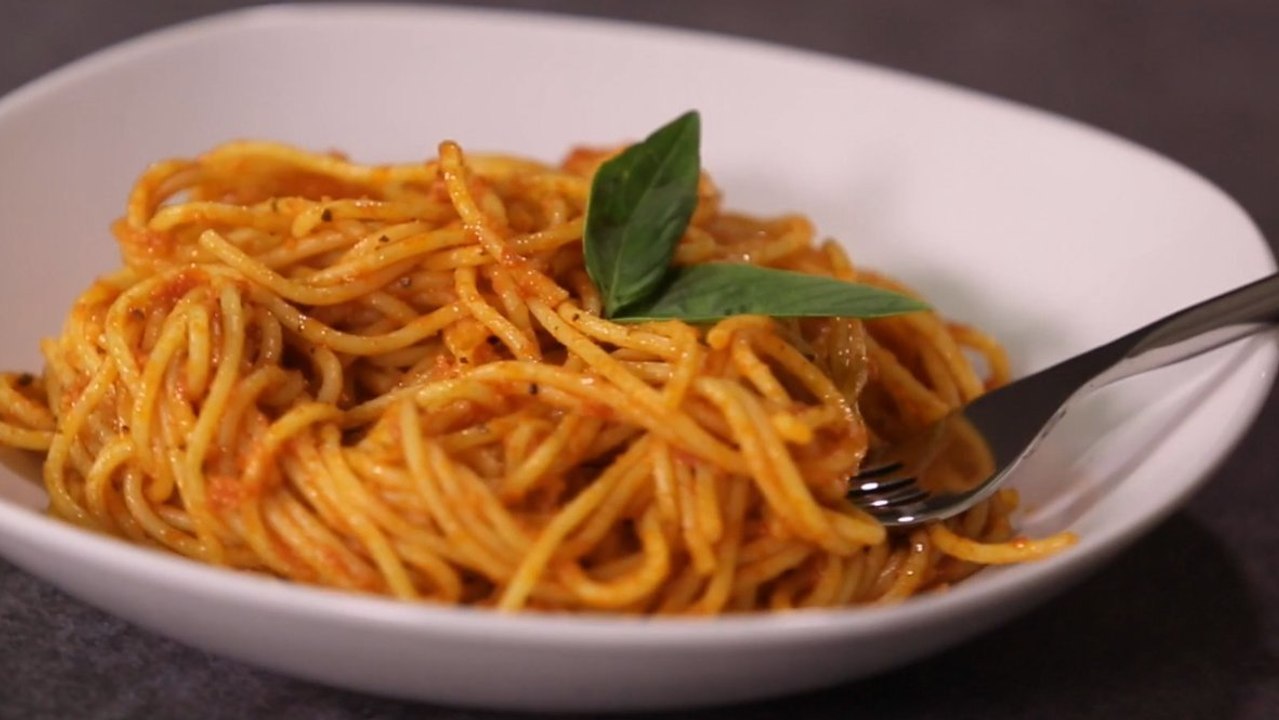 Spaghetti kochen in der Bratpfanne