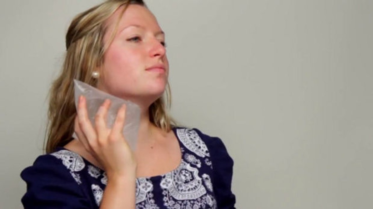 Um Ihren Muskelkater zu lindern, kann man diesen Eisbeutel selber zu Hause machen. Das Ganze geht superleicht!