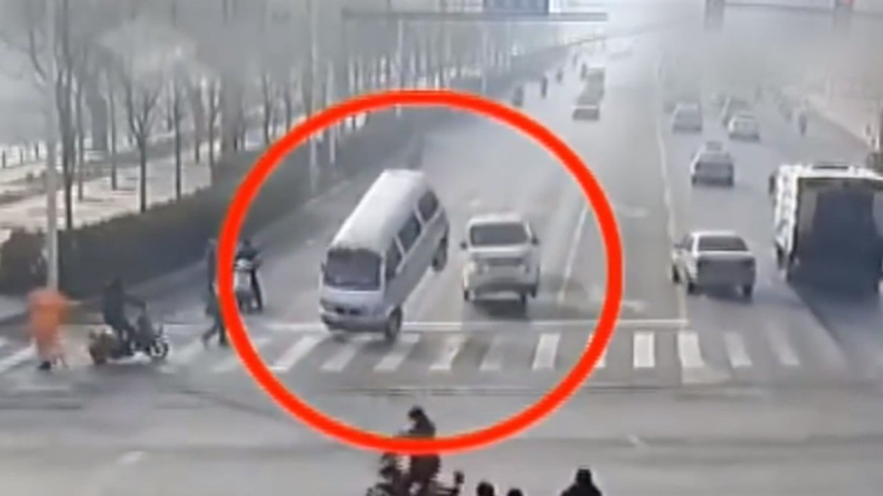 In China heben drei Fahrzeuge auf mysteriöse Weise von der Fahrbahn ab.